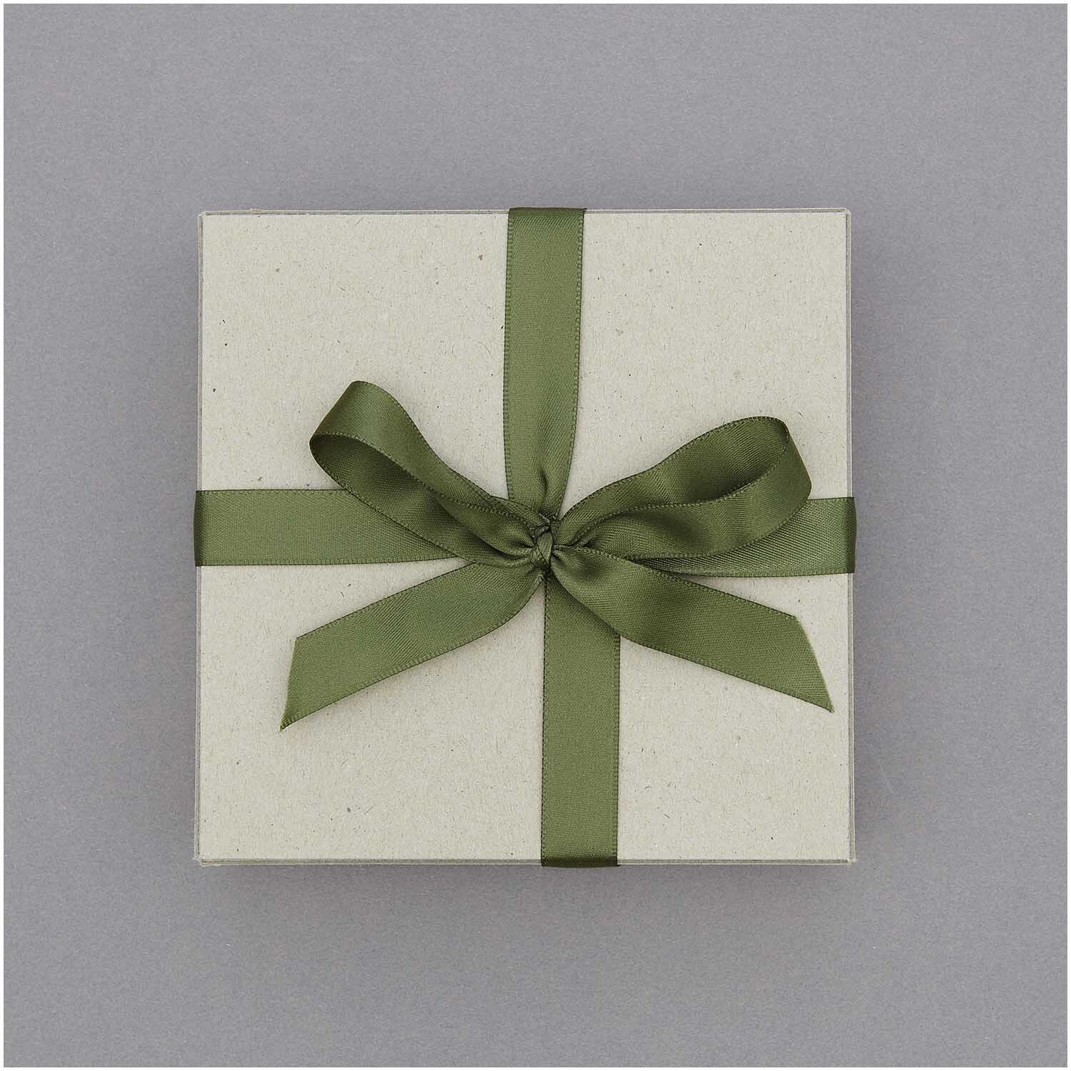 Paper Poetry Satinband 16mm 3m: Geschenkbox mit olivgrünem Band von Rico Design, elegant gebunden.