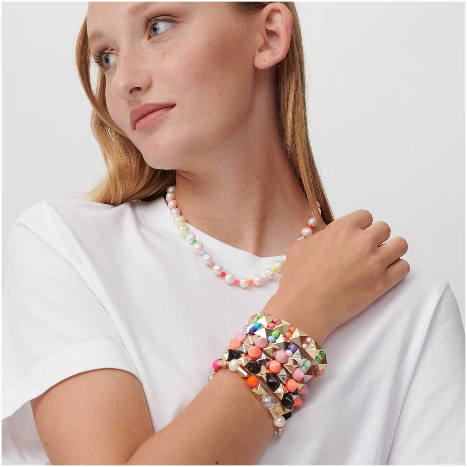 Itoshii Pyramiden Perlen rund 10x10mm, getragen als bunte Armbänder und Halskette von Frau.