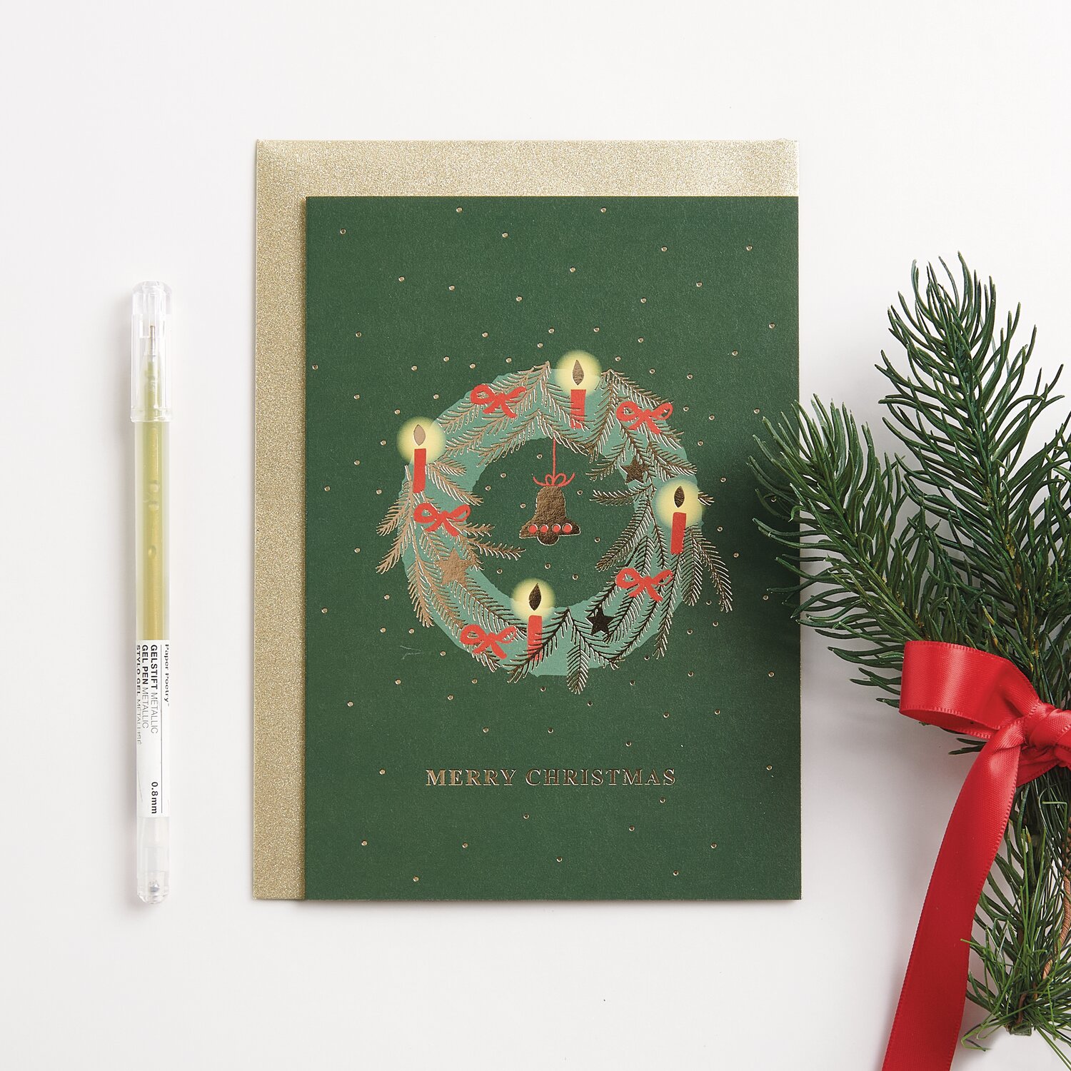 Kartenset Kranz B6: Elegante Weihnachtskarte in Grün mit Kranzmotiv, 16-teilig, von Rico Design.