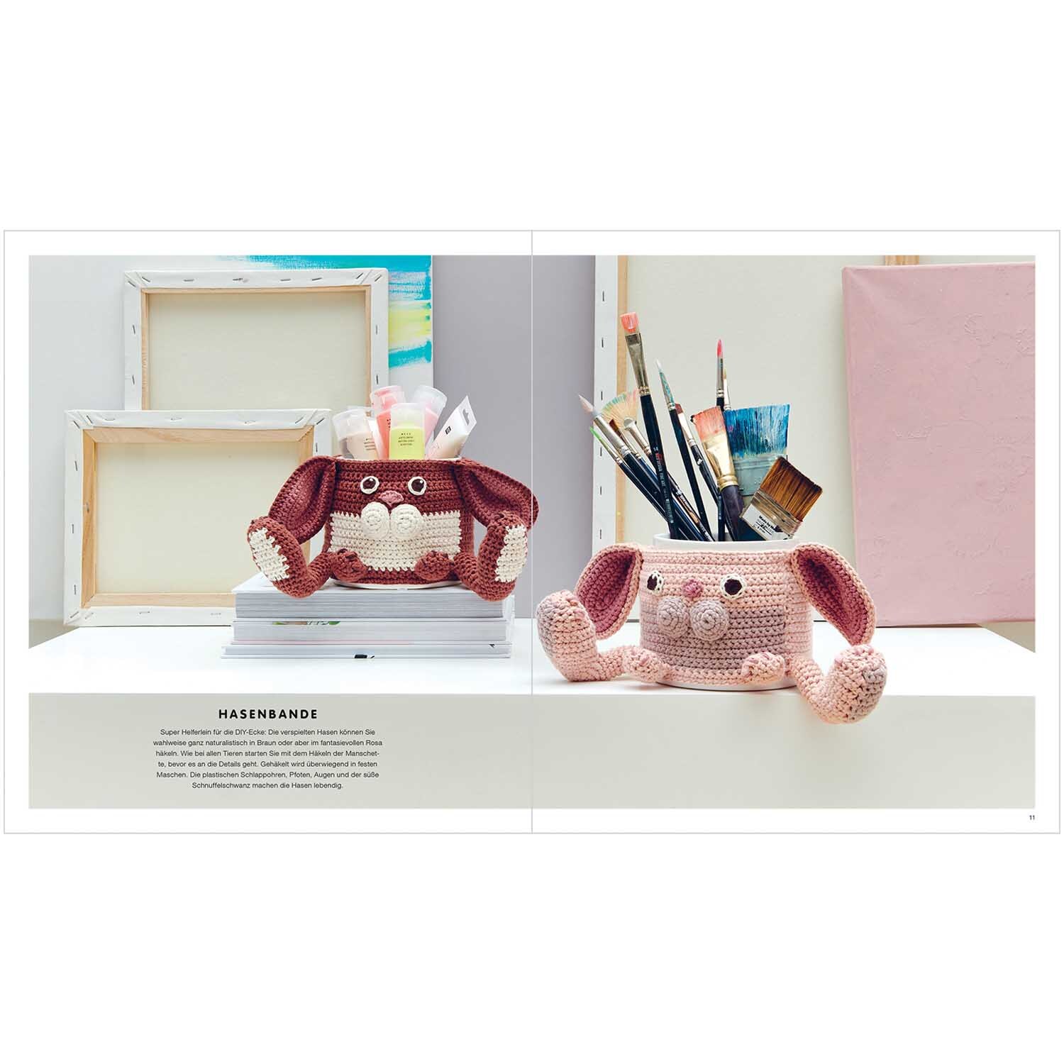 Animal Pot Covers aus gehäkeltem Material in Hasenform, dekorativ auf einem Tisch arrangiert.