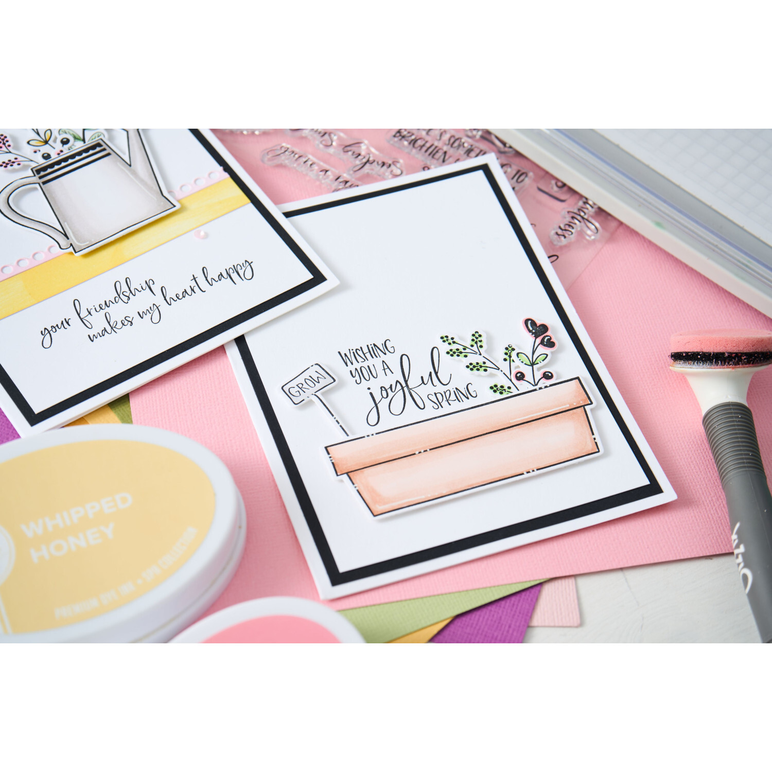 Klarsichtstempel-Set "Greenhouse Finds" mit 14 Teilen, zeigt Karten mit Pflanzenmotiven und Stempeln auf einem Basteltisch.