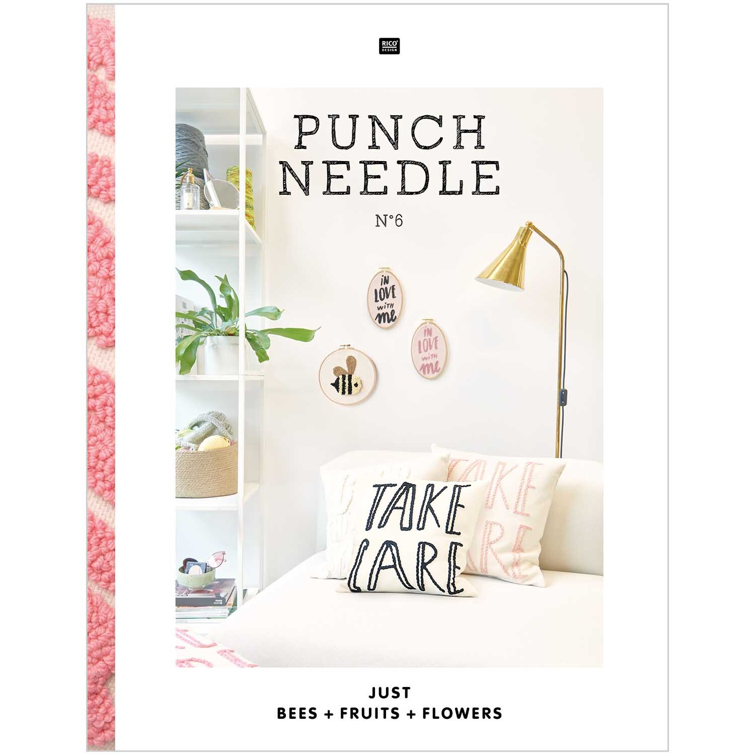 Stickbuch Punch Needle No. 6 zeigt ein stilvolles Wohnzimmer mit dekorativen Stickbildern an der Wand.