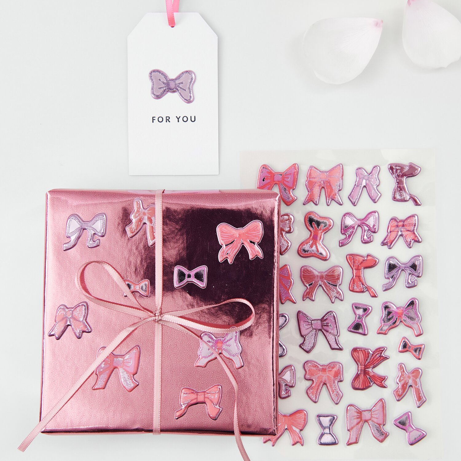 Paper Poetry Puffy Sticker La Vie en Rose Schleifen auf rosa Geschenkpapier mit Schleifenmotiv.