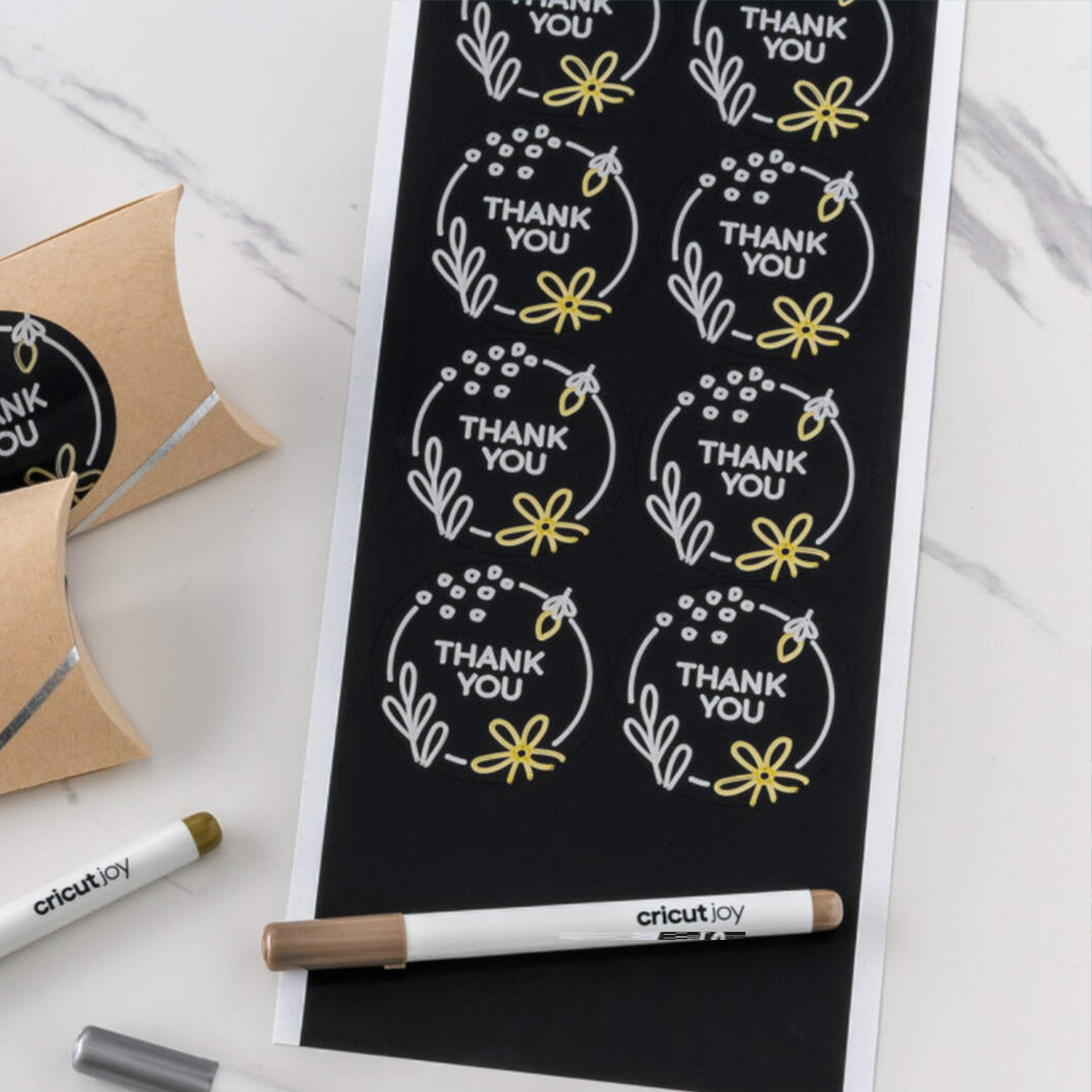Joy Smart Vinyl Permanent Writable zeigt schwarze Vinylfolie mit "Thank You"-Designs. Perfekt für kreative Projekte. Größe: 14x33cm, 4 Blätter.