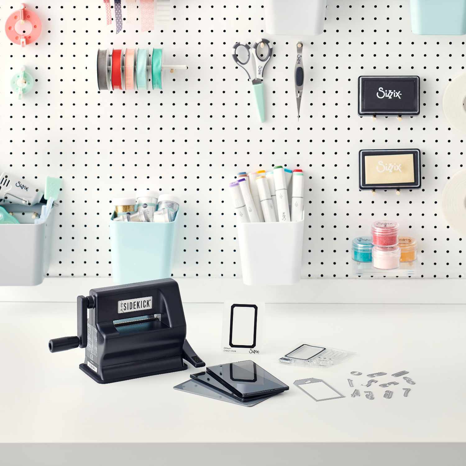 Sidekick Accessory Cutting Pads Schneideplatten auf einem Basteltisch mit Werkzeugen und Zubehör, ideal für kreative Projekte.