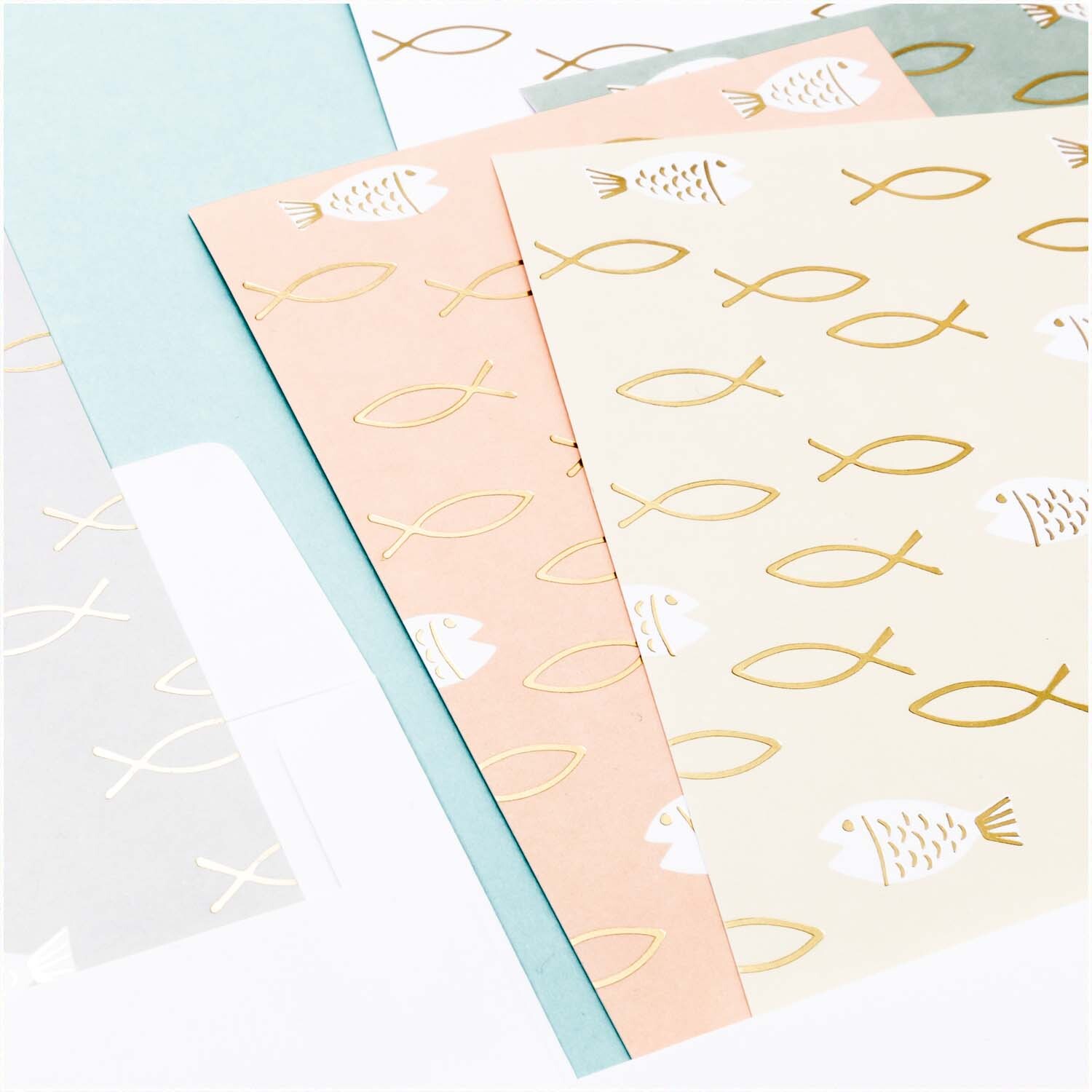 Paper Poetry Postkartenblock mit Fisch- und Kreuzmotiven in Pastellfarben, ideal für Kommunion und Konfirmation.