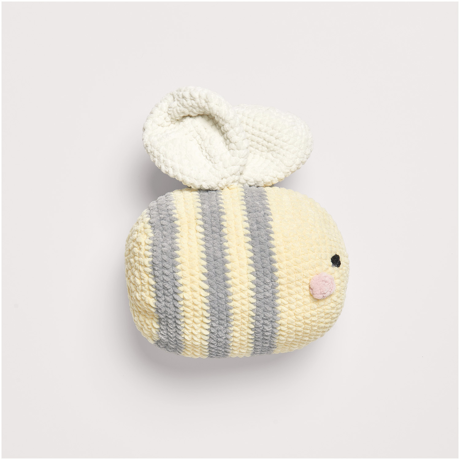 Häkelset Biene Modell 10 aus Baby Chenillove: Niedliche gehäkelte Biene in Gelb und Grau mit flauschigen Flügeln. Ideal für kreative Handarbeitsprojekte.