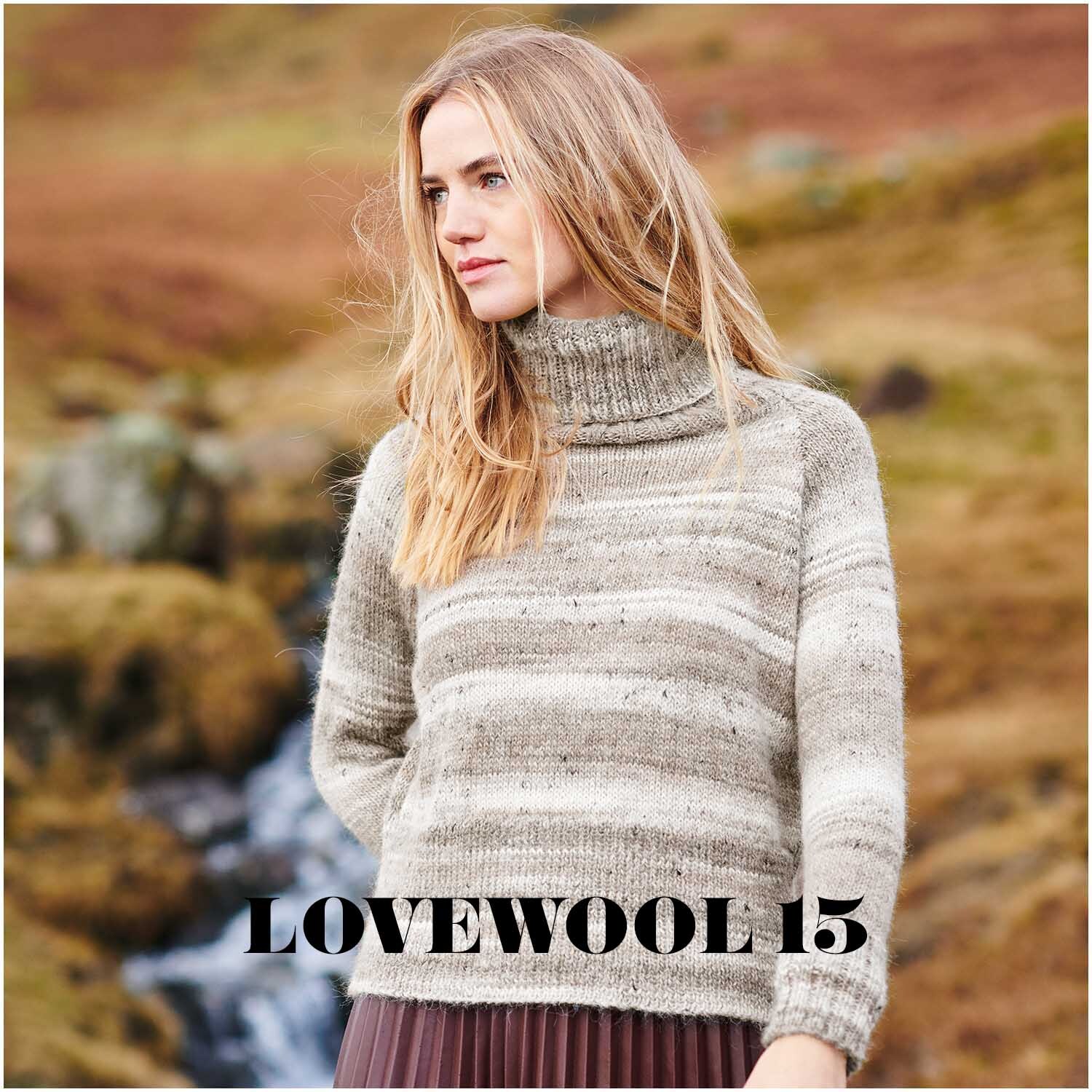 Creative Alpaca Melange aran: Frau in gestricktem Pullover vor herbstlicher Landschaft, 50g 95m, Rico Design.