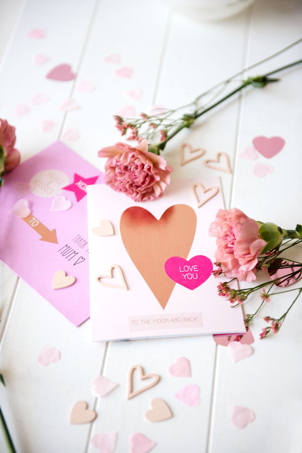 Paper Poetry Grußkartenset mit Herzmotiv in Rosa, umgeben von rosa Blumen und Herzen.