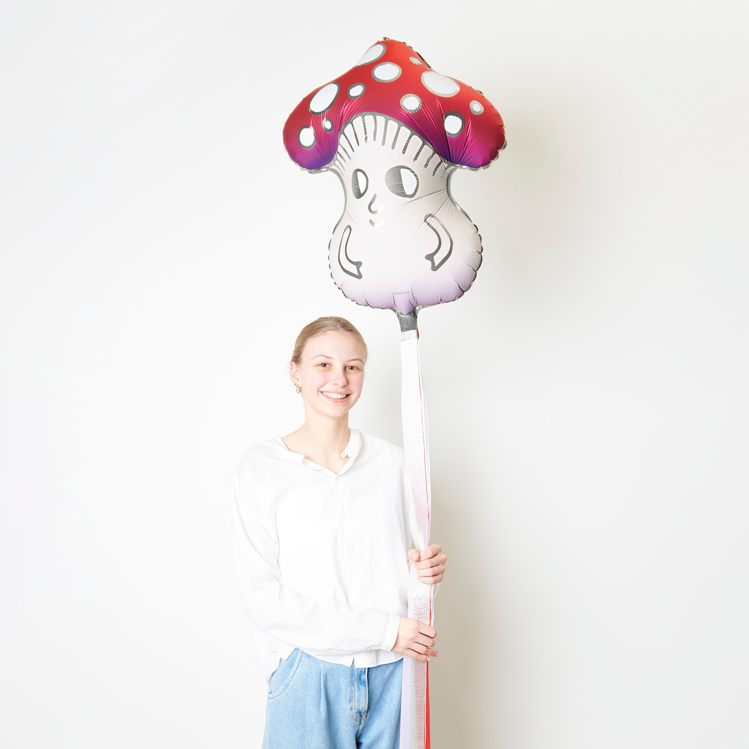 Folienballon Funny Shrooom: Person hält großen, rot-weißen Pilzballon von Rico Design, 46x54x24cm.