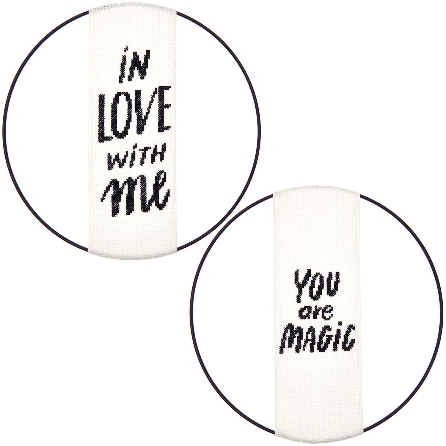 Stickpackung Band In Love With Me von Rico Design zeigt zwei weiße Bänder mit schwarzem Text.