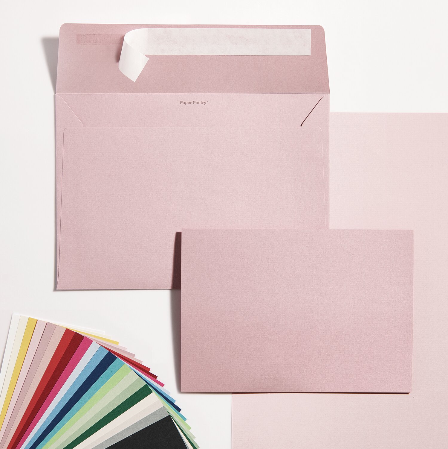 Paper Poetry Luxury Umschläge C6 in Rosa, ideal für elegante Korrespondenz. Zeigt Umschläge und Farbmuster.
