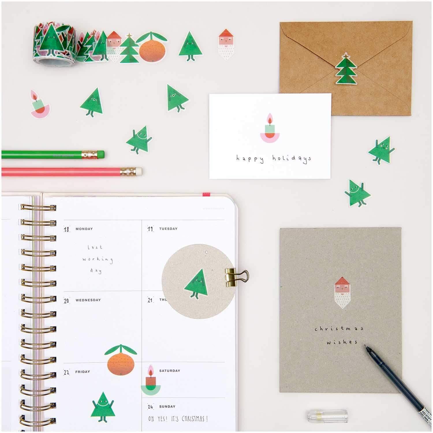 Washi Sticker Weihnachtsfiguren 200 Stück von Rico Design auf einem Schreibtisch mit Notizbuch, Karten und Stiften.