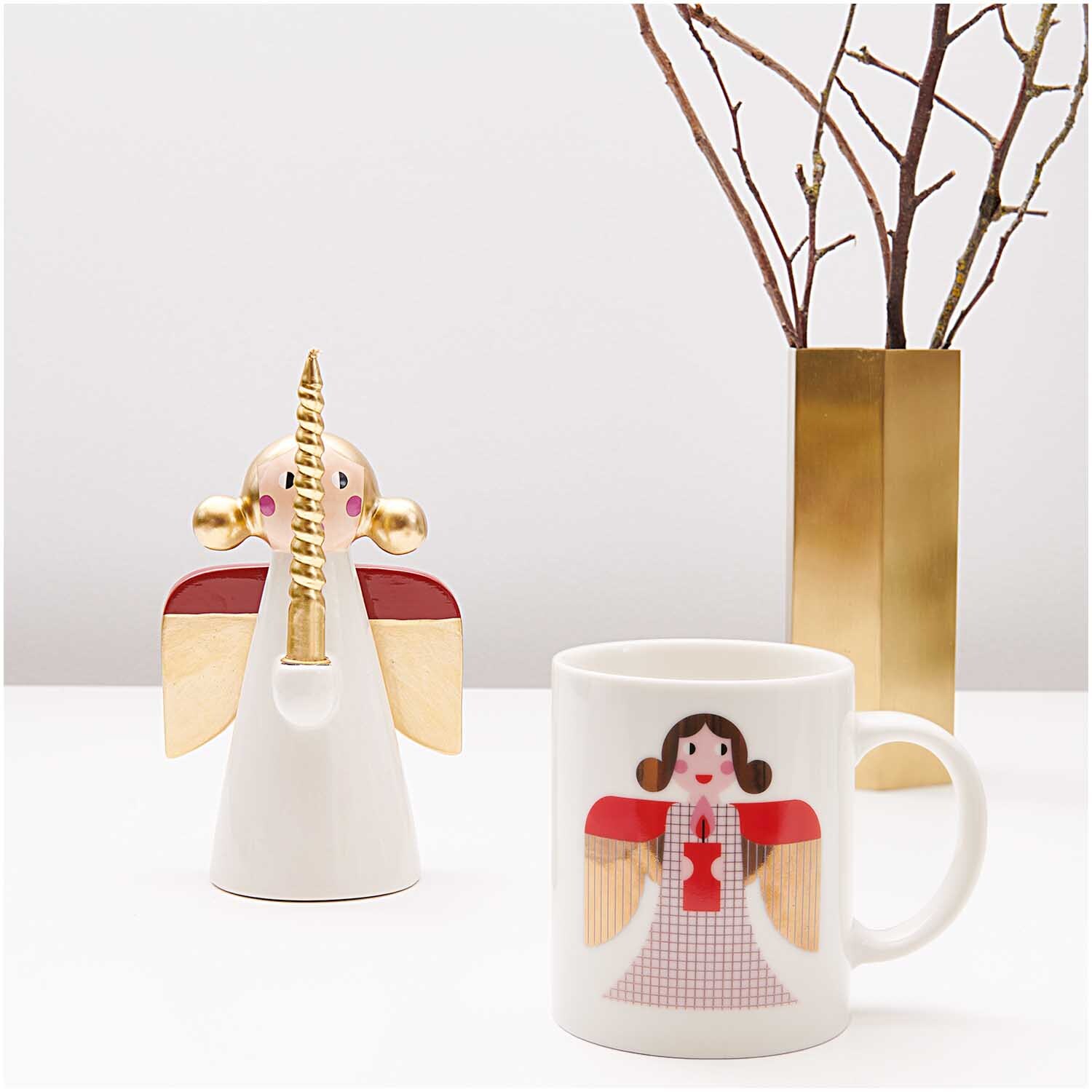 Porzellan Tasse Engel 8x9,5cm mit Engelmotiv in Rot und Gold, neben einer goldenen Vase.