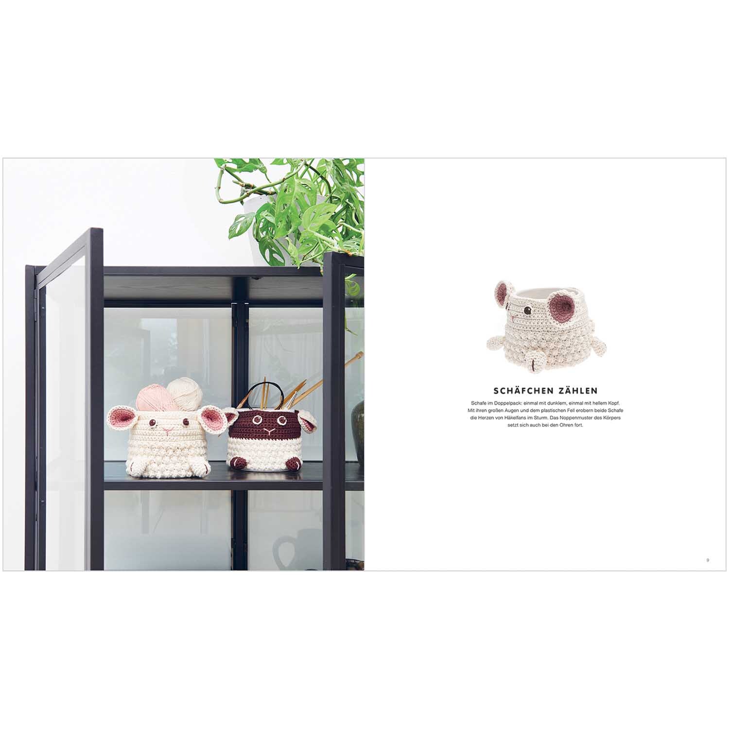 Animal Pot Covers von Rico Design: Zwei gehäkelte Tier-Überzüge auf einem Regal, einer in Weiß und einer in Braun, neben einer Pflanze.
