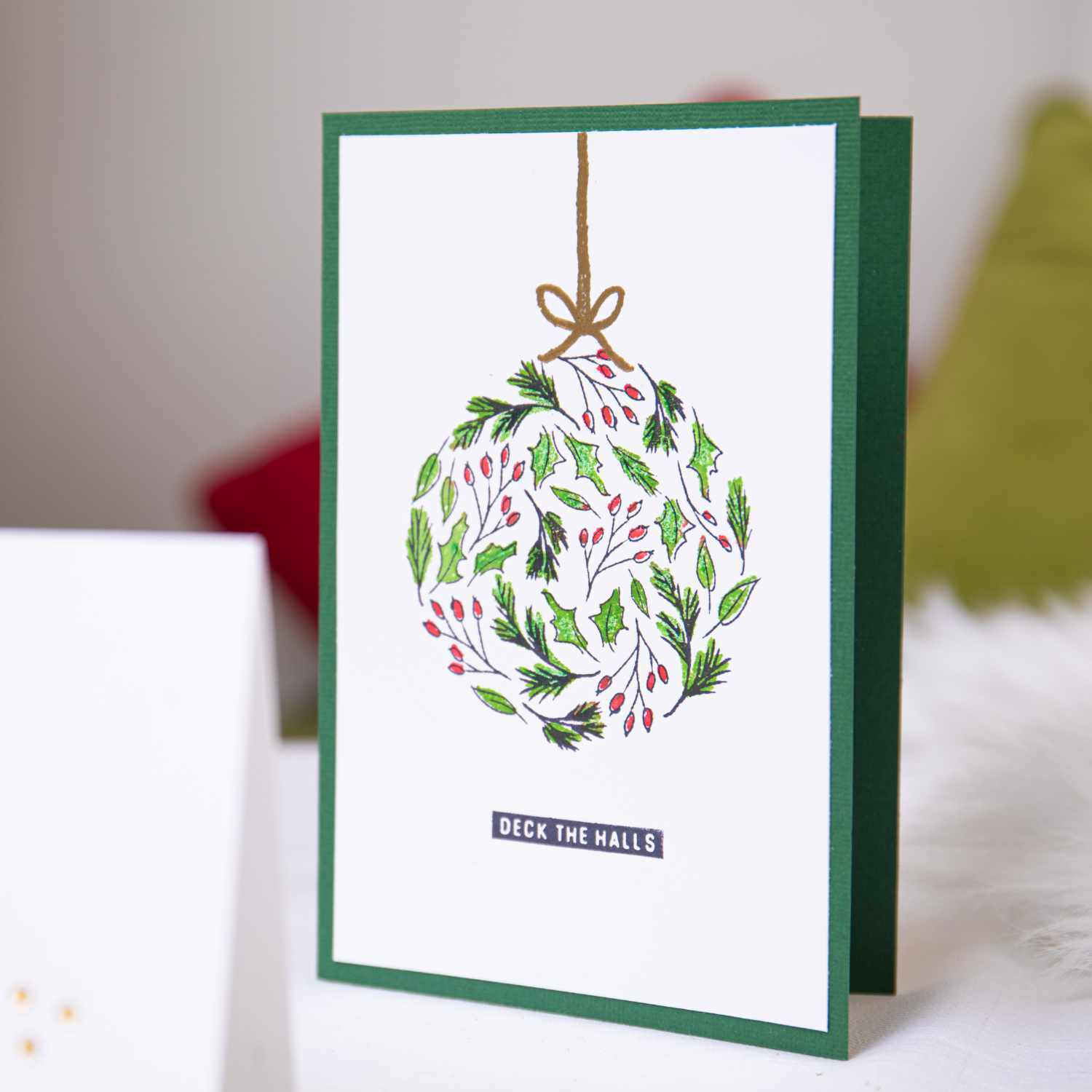 Layered Clear Stamps Leafy Ornament zeigt eine grüne Weihnachtskarte mit Blatt- und Beerenmotiv.