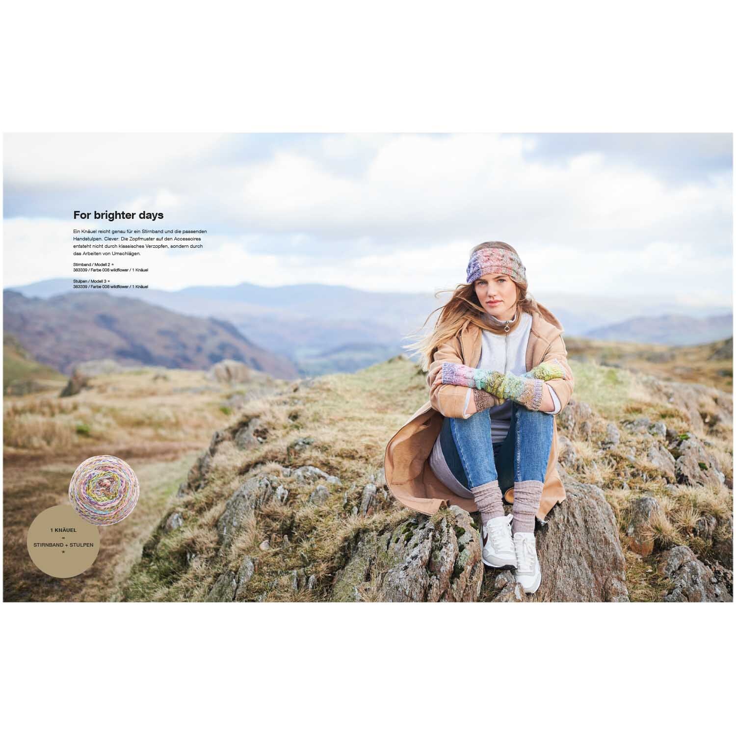 Creative Chic Unique dk Special: Frau in bunter Strickmütze und Schal sitzt auf einem Felsen in einer bergigen Landschaft.