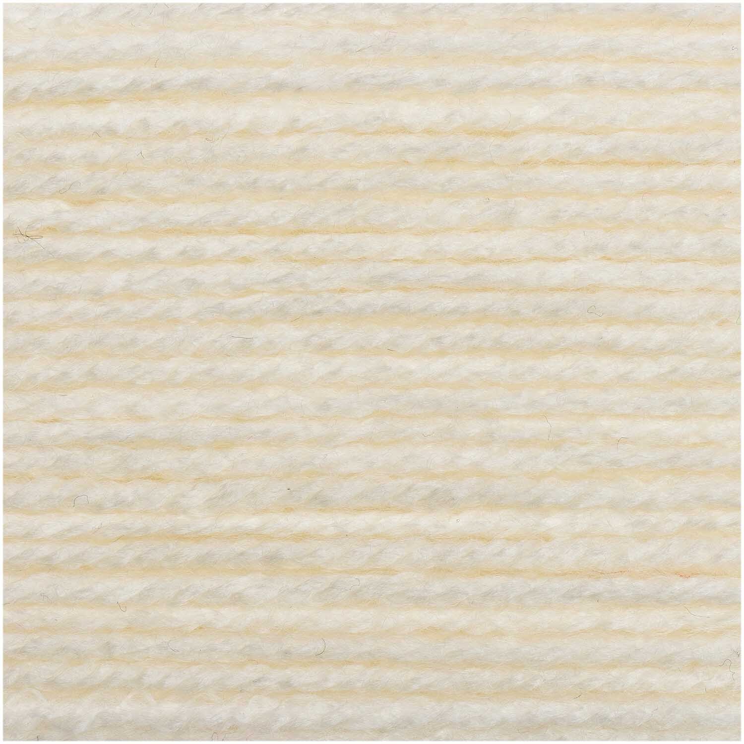 Basic Soft Acryl dk von Rico Design in Naturfarbe, 50g 155m. Nahaufnahme von weicher, natürlicher Acrylwolle.
