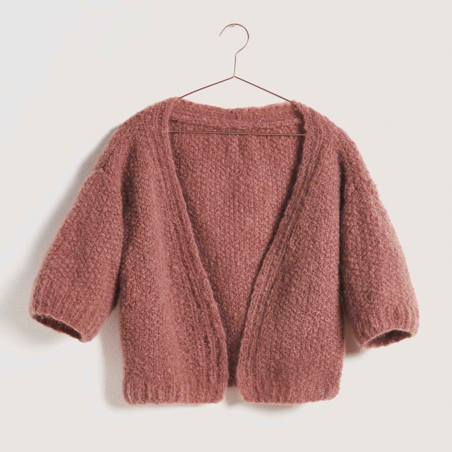Kimonojacke auf grauem Hintergrund – zum Strickset
