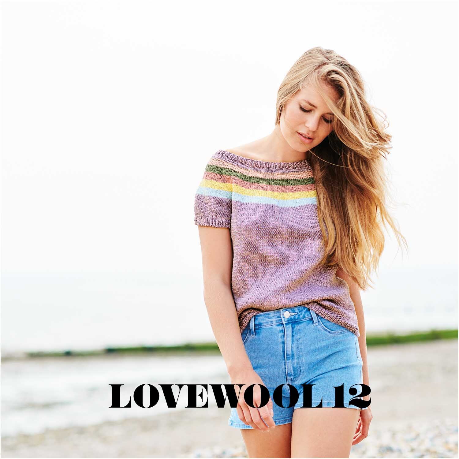 Fashion Cotton Métallisé dk: Frau am Strand in gestricktem Oberteil mit Streifenmuster, Rico Design.