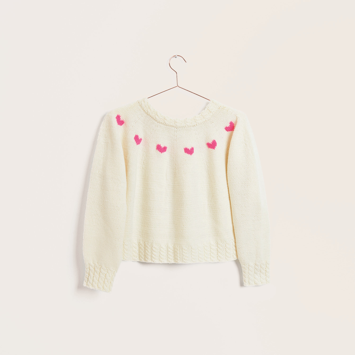 Strickset Cardigan Modell 17 mit Herzknöpfen, cremefarben mit neon-pinken Details, von Rico Design.