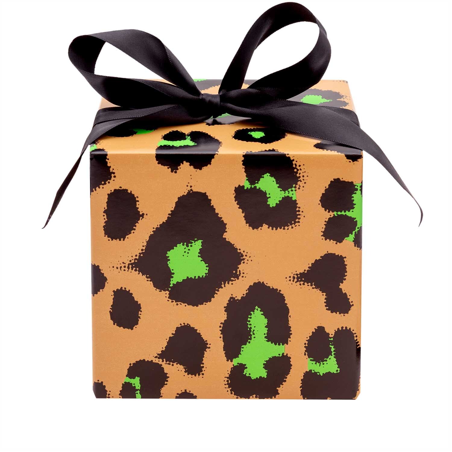 Paper Poetry Geschenkpapier mit Leopardenmuster in Honigfarbe, verpackt mit schwarzer Schleife. Ideal für stilvolle Geschenke.