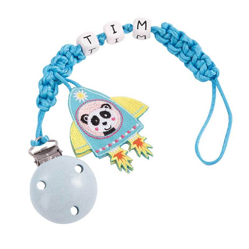 Buchstaben Würfel: Blaues Schnullerband mit Raketenmotiv und Panda, personalisiert mit Namen.