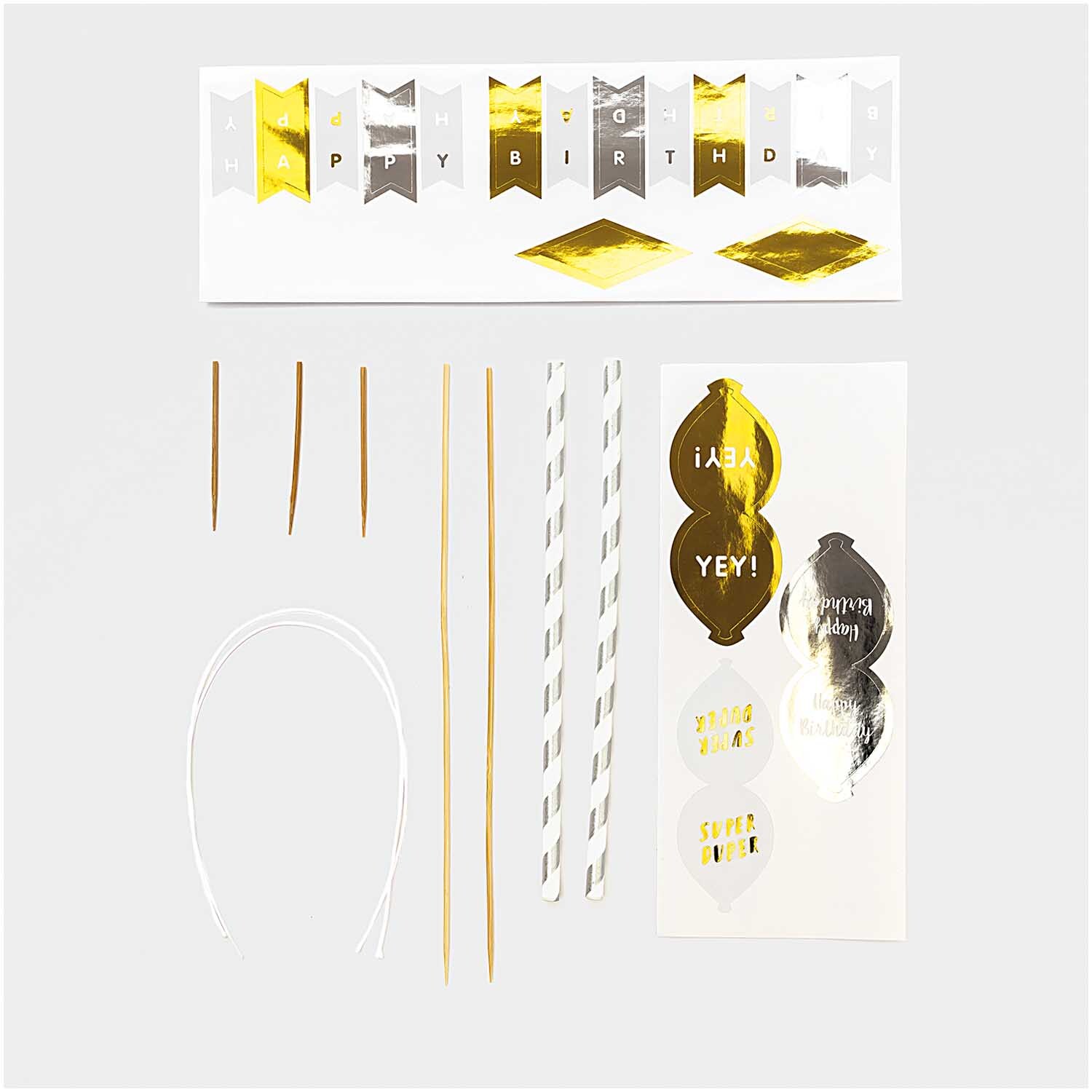 Kuchendekoration Happy Birthday classic von Rico Design mit goldenen und silbernen Elementen, inklusive Strohhalmen und Aufklebern.