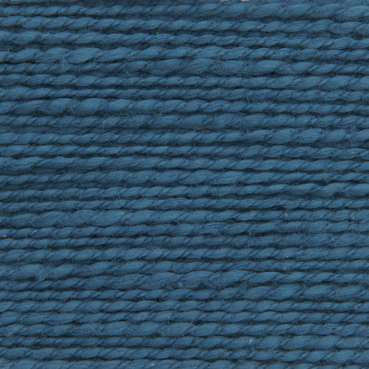 Essentials Super Cotton dk von Rico Design in Petrol, 50g 100m. Nahaufnahme von weicher, gleichmäßig gesponnener Baumwolle.