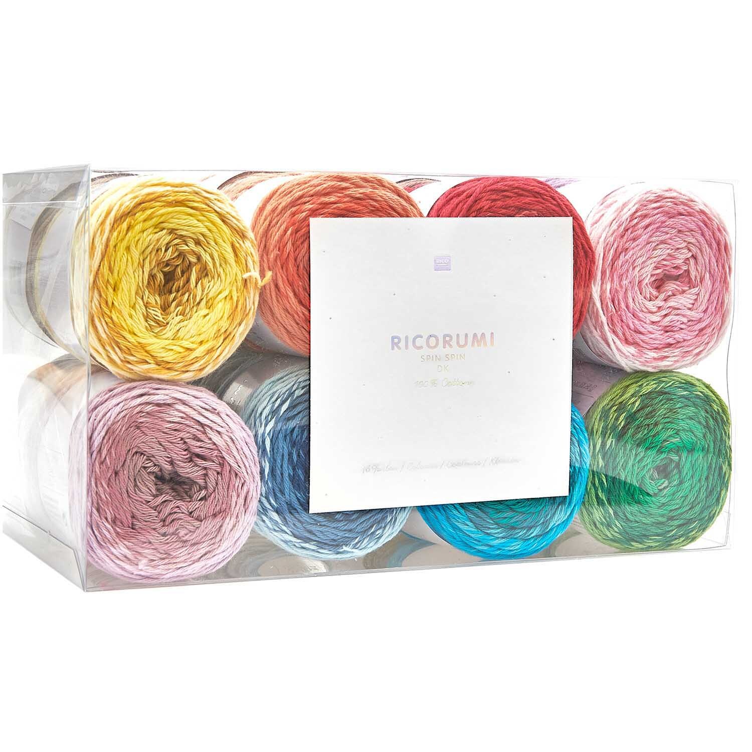 Ricorumi Spin Spin dk Set: Bunte Garnrollen in einer transparenten Box von Rico Design, ideal für kreative Projekte.