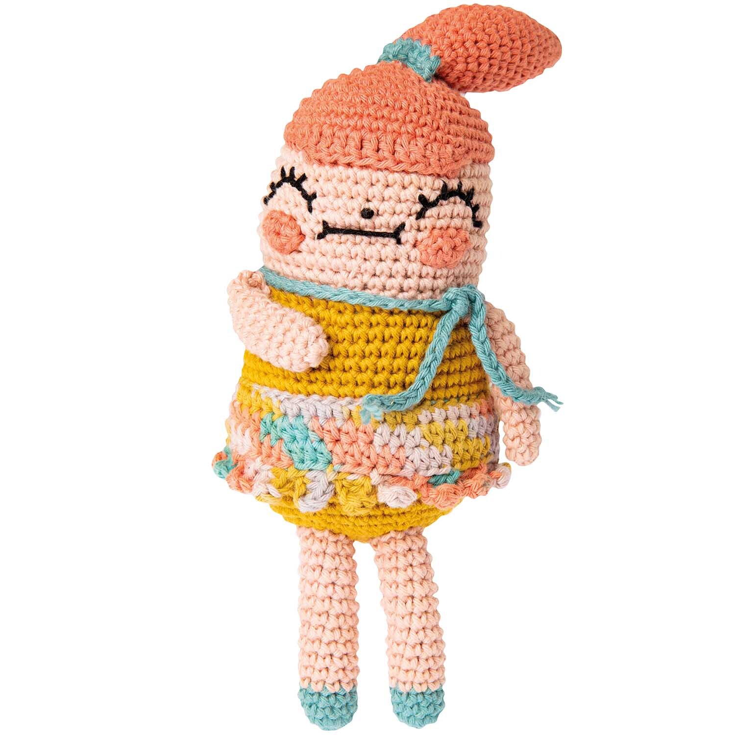 Häkelset Ricorumi Crazy Cute Family Mädchen: Ein bunt gehäkeltes Mädchen mit Kleid und Mütze. Ideal für kreative Handarbeitsprojekte.