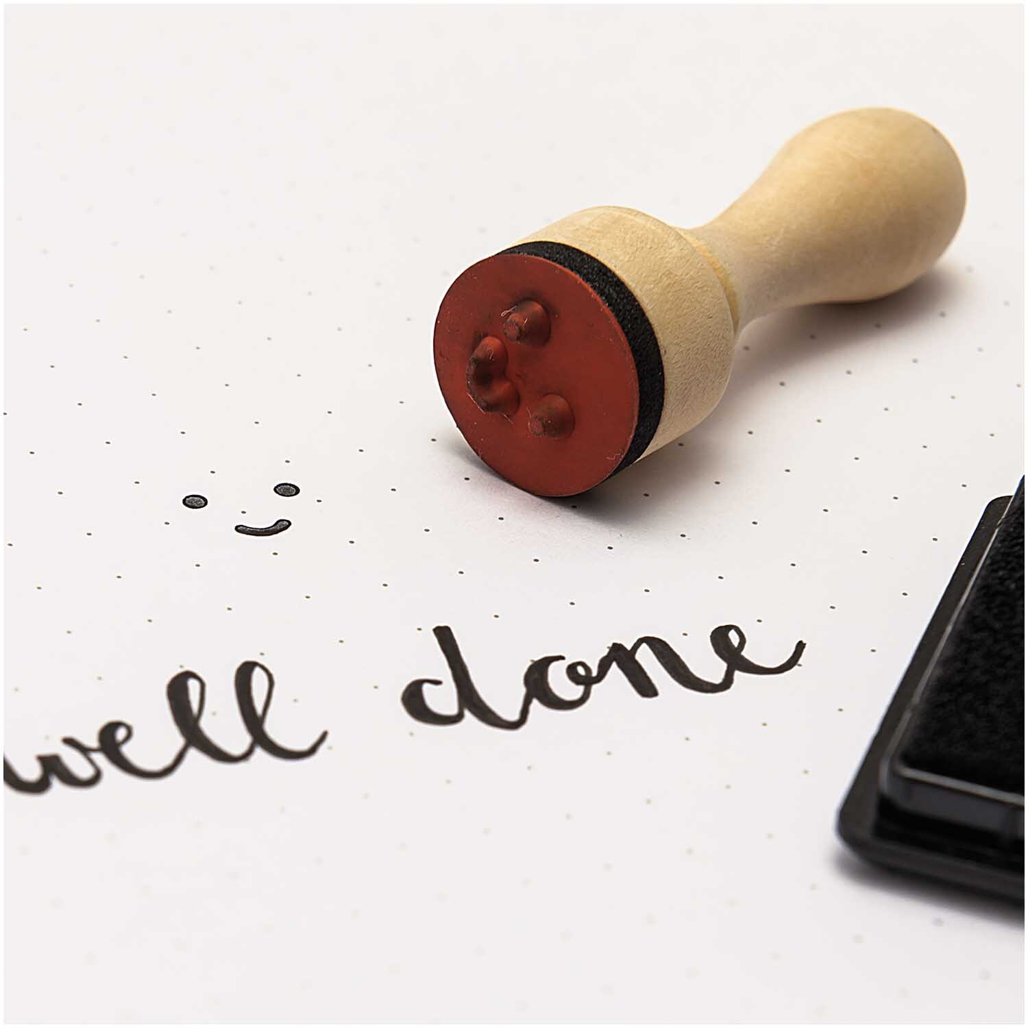 Paper Poetry Mini-Stempel Happy 15mm auf weißem Papier mit schwarzem Text "well done".