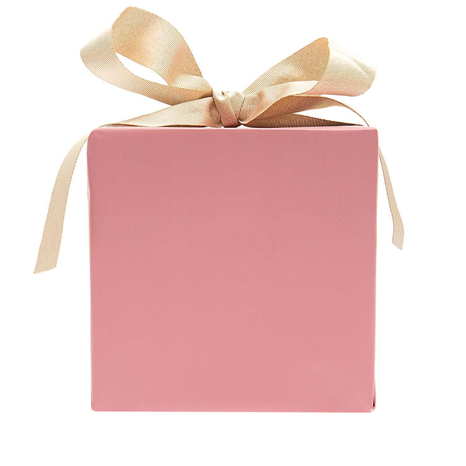Paper Poetry Geschenkpapier in Rosa, 70cm x 2m, umhüllt ein Geschenk mit beigem Band, ideal für stilvolle Verpackungen.