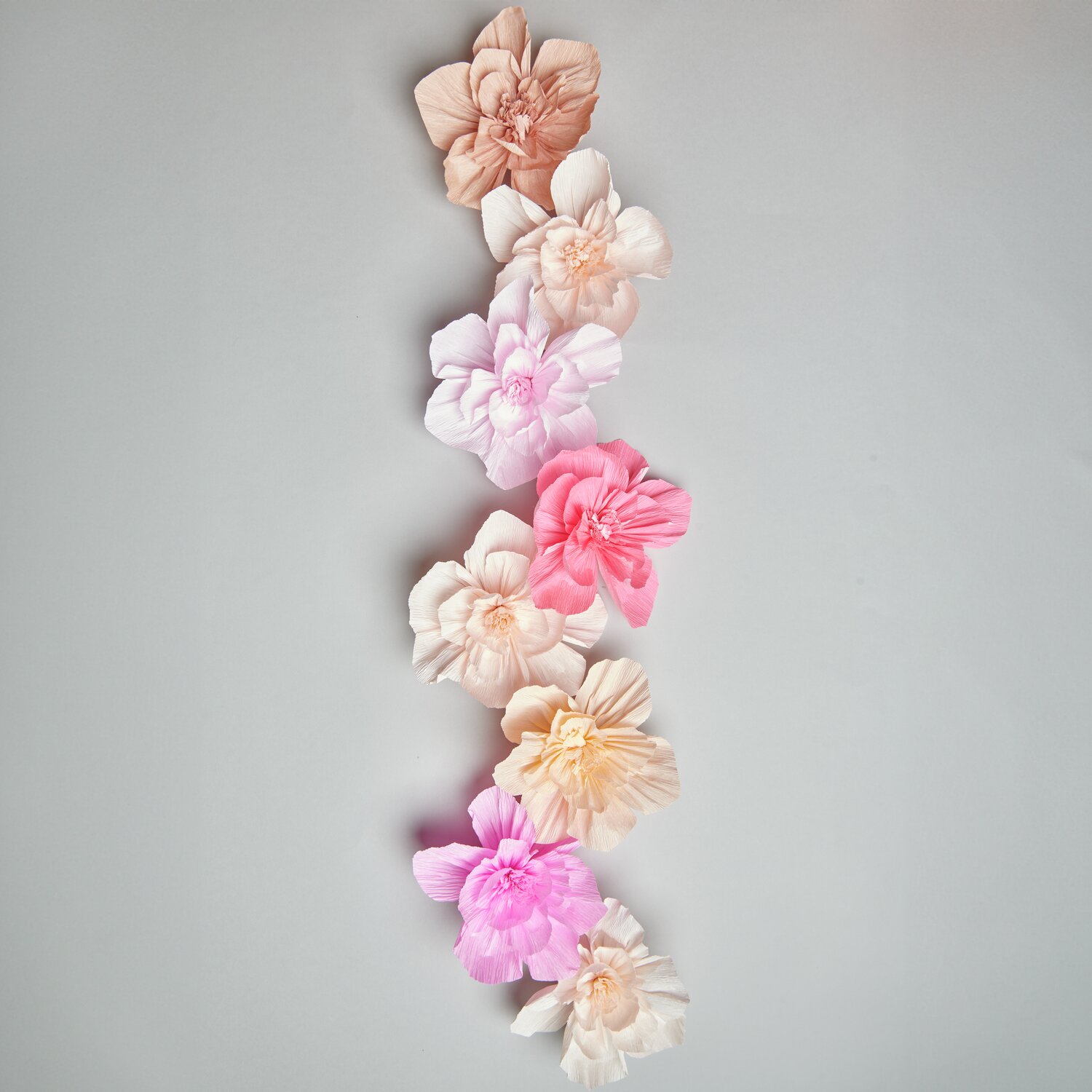 Krepppapier Blüten Set Primrose Hill M: Acht zarte Papierblüten in Rosa- und Pfirsichtönen, Ø15cm, von Rico Design.