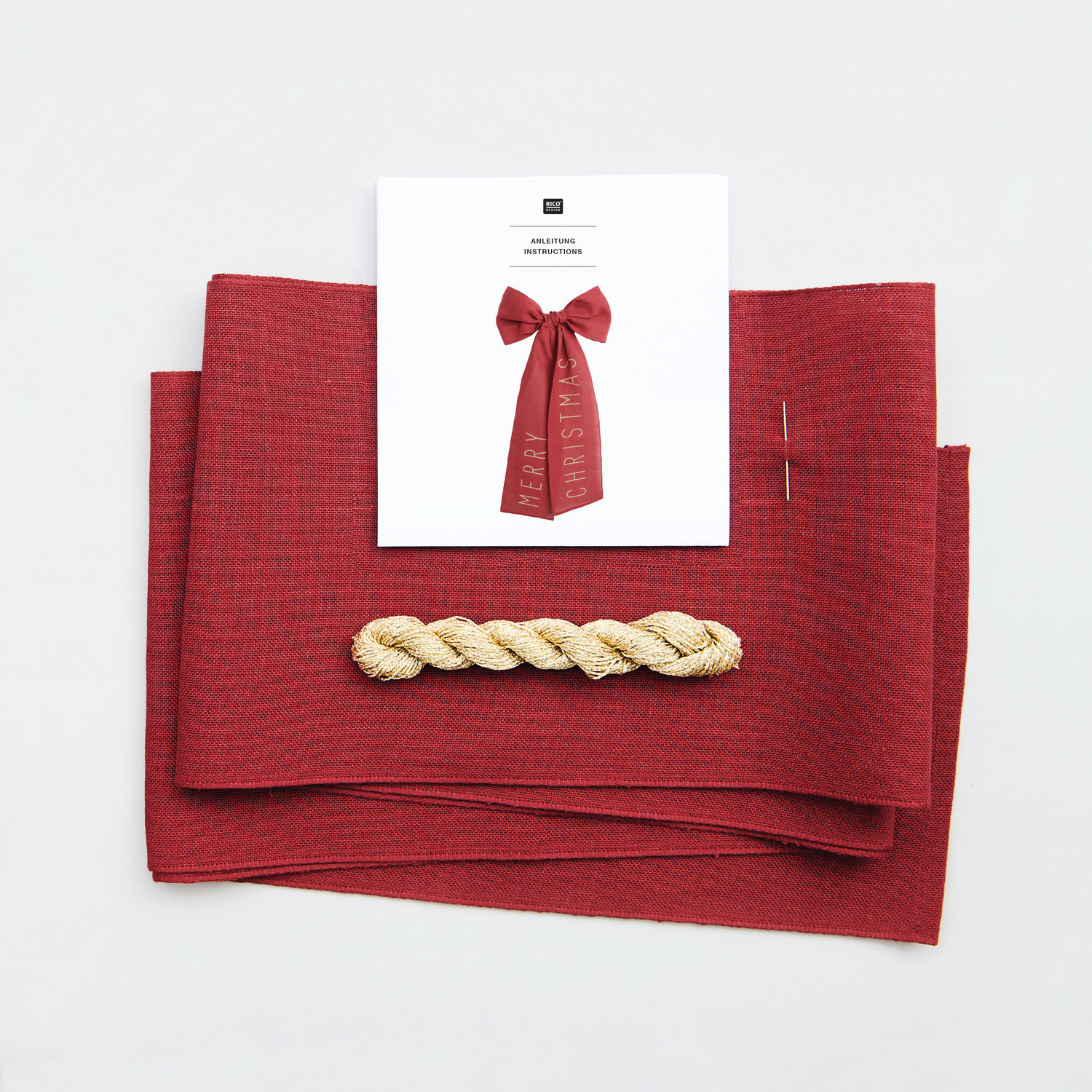 Stickpackung Schleife Merry Christmas: Rotes Stickset von Rico Design mit Schleifenmotiv, Garn und Nadel, ideal für festliche Dekorationen. Größe: 38x80cm.