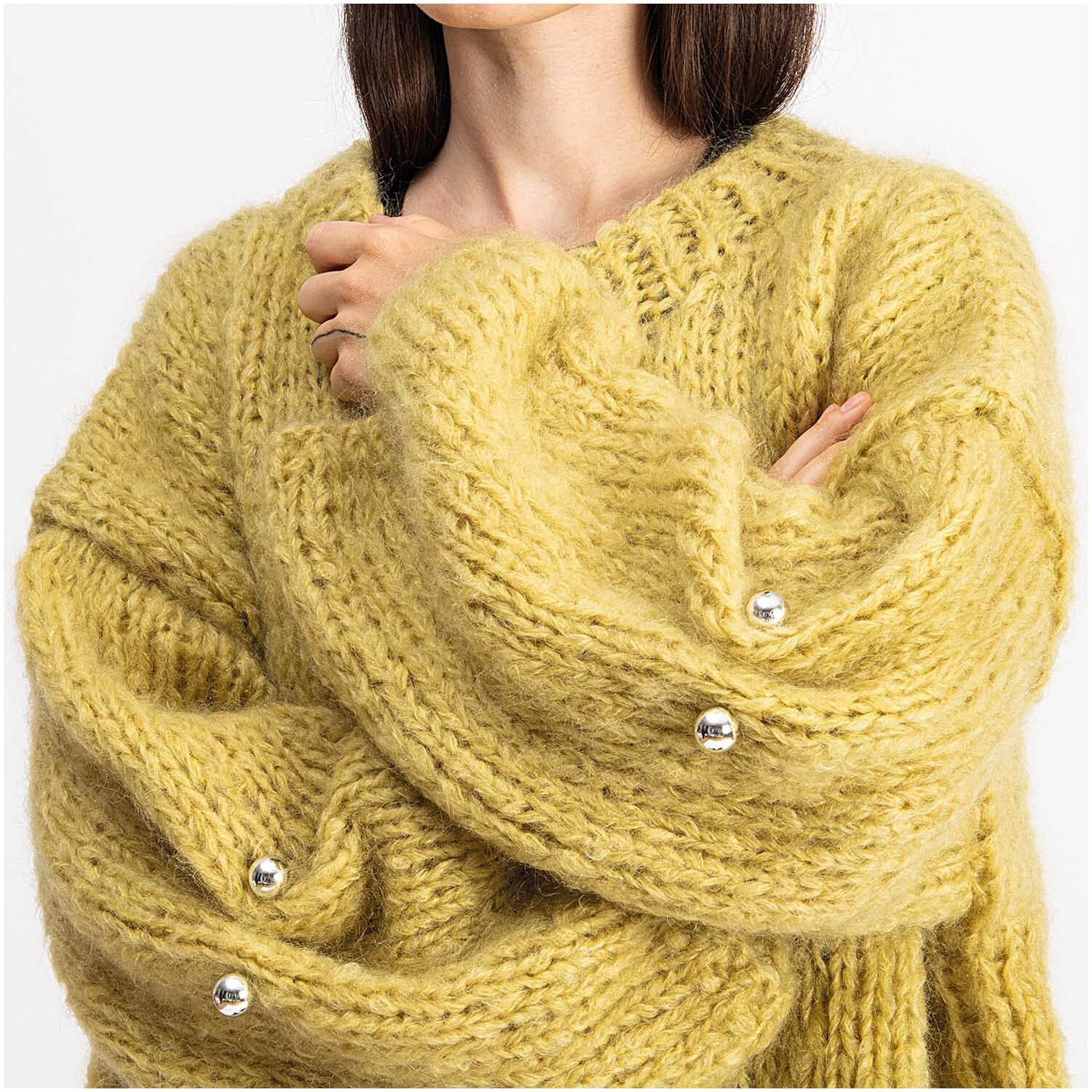 Zwei-Perlen-Pin 65mm von Rico Design an einem gelben Strickpullover, verleiht eleganten Glanz.