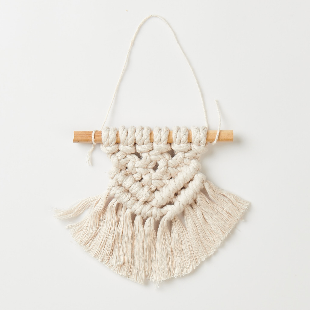 Makramee Set Wandbehang von Rico Design, cremefarben, 13x13cm, mit Holzstab und Fransen.