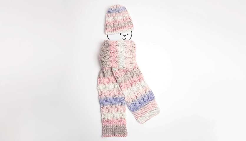 Strickanleitung Zopfmütze und Zopfschal aus Creative Glühwürmchen Print in Pastelltönen.