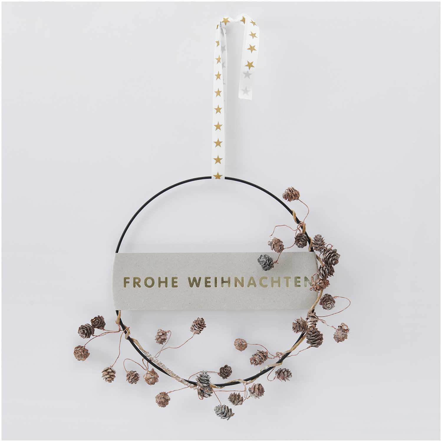 Paper Poetry Taftband Sterne 16mm 3m von Rico Design, dekoriert mit Tannenzapfen und Frohe Weihnachten-Schild.