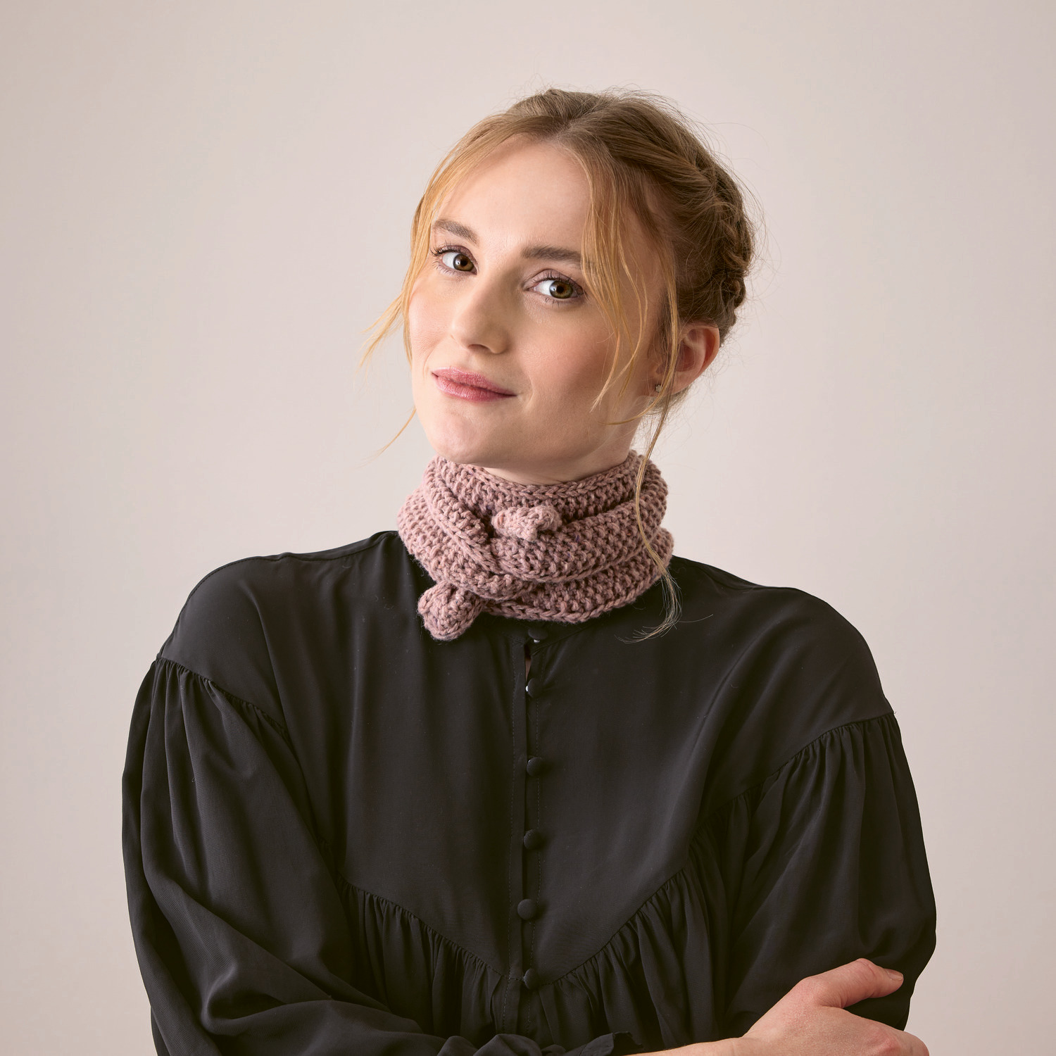 Strickset Tuch Modell 05 aus Trachtenbuch I mog di: Frau trägt rosa gestrickten Schal.