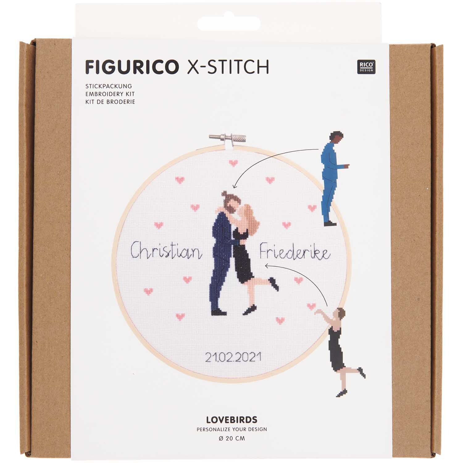 Figurico Stickpackung Lovebirds 20cm zeigt ein Paar in Umarmung, umgeben von Herzen.