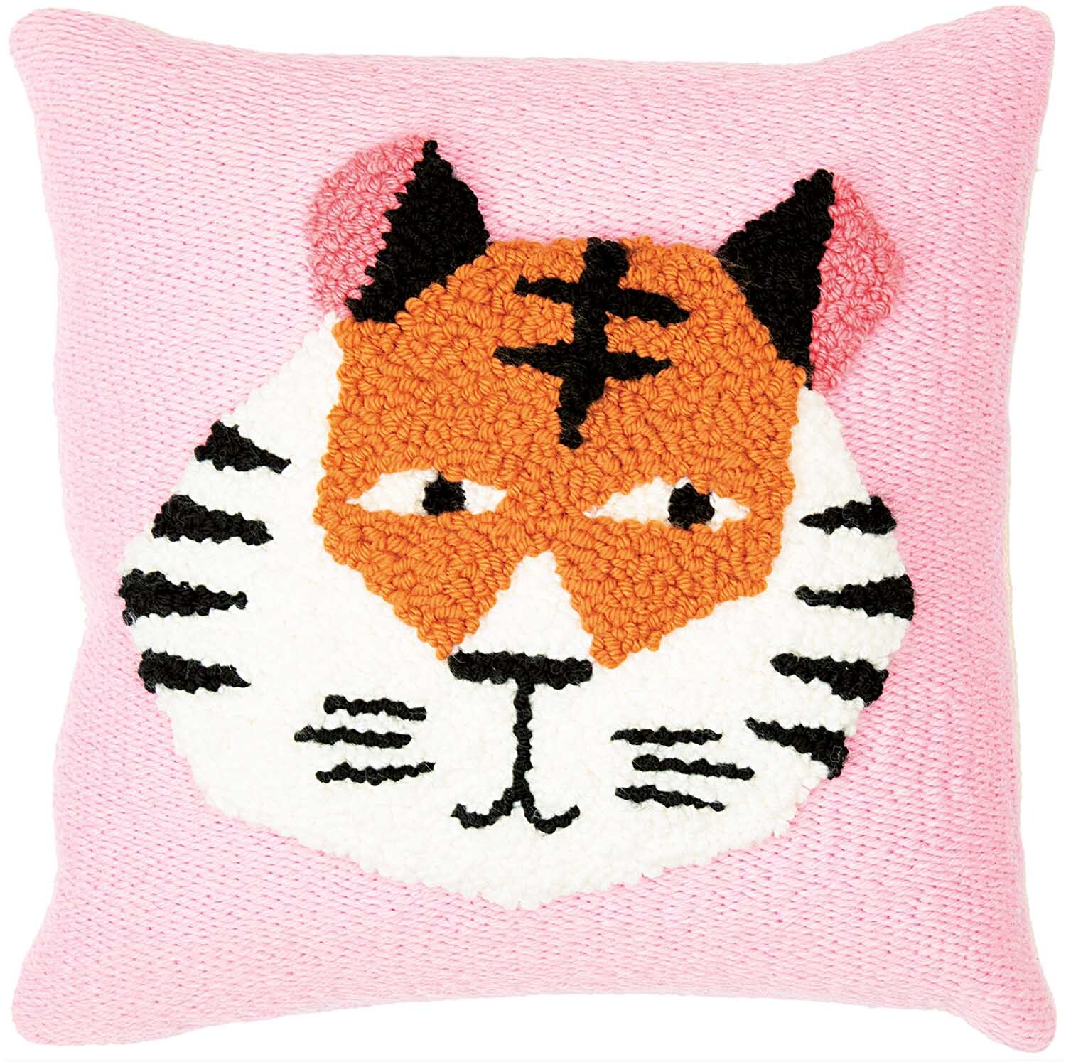 Punch Needle Packung Kissen Tiger mit gesticktem Tigerkopf auf rosa Hintergrund von Rico Design.