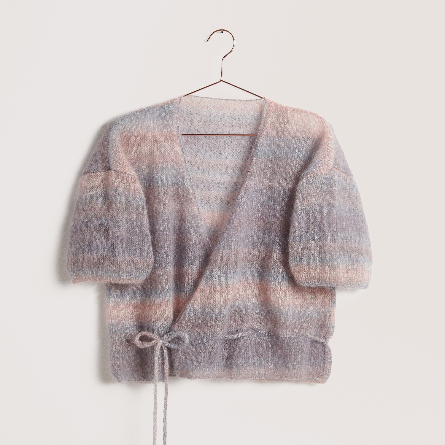 Bunter Pullover auf grauem Hintergrund – zum Strickset