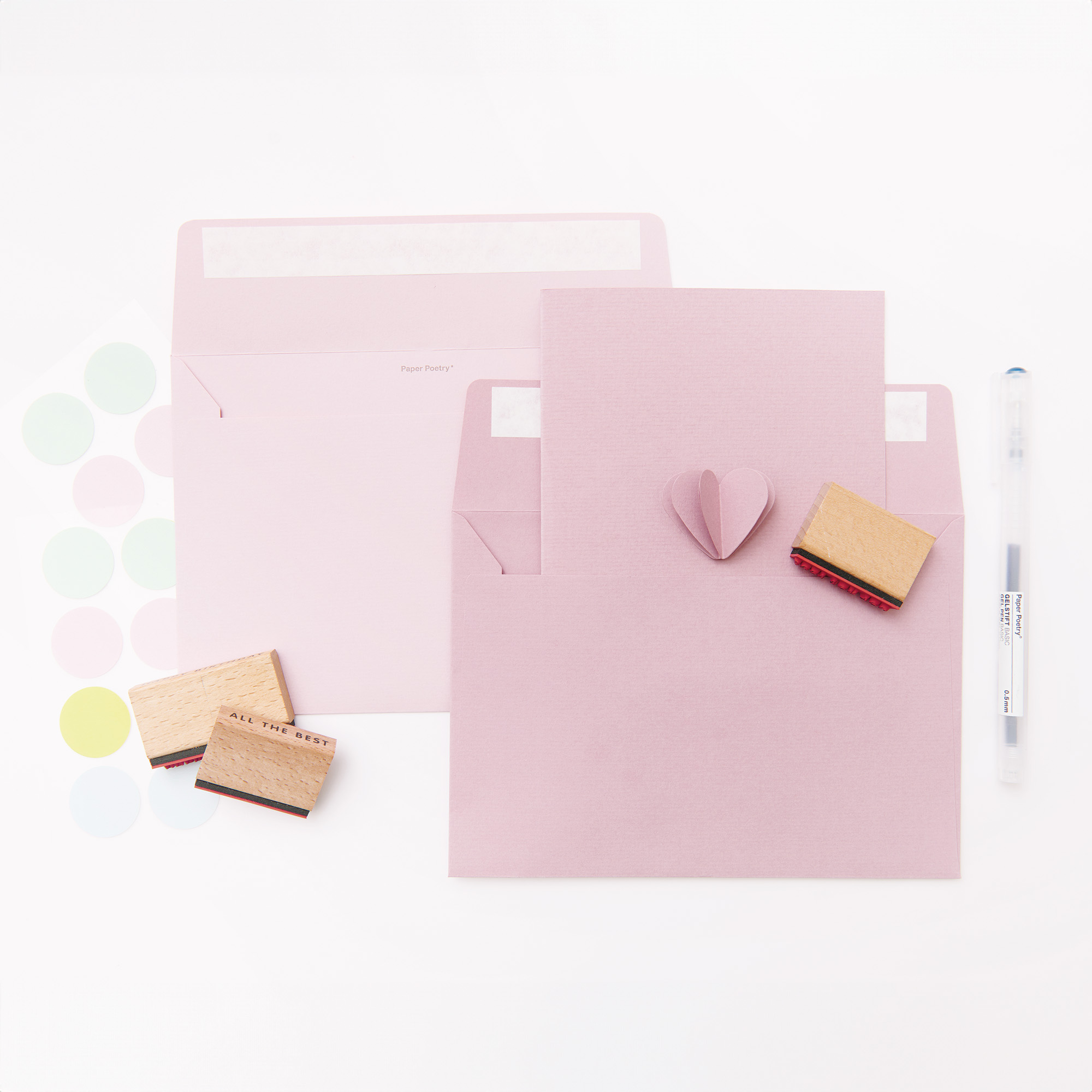 Ein rosa Umschlag und ein dunkler rosa Umschlag mit passender Karte aus der Serie Paper Poetry Luxury, dabei Stempel und Sticker.