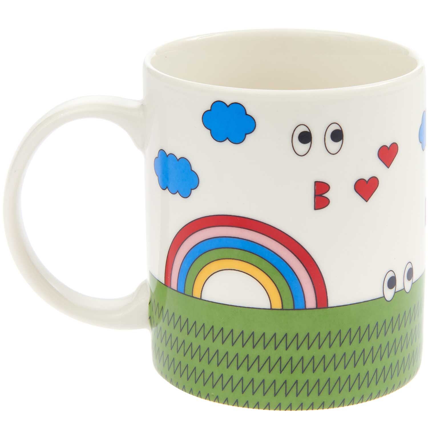Rico Design x Redfries Porzellan Tasse Eye Candy mit buntem Regenbogen und Wolkenmotiv.