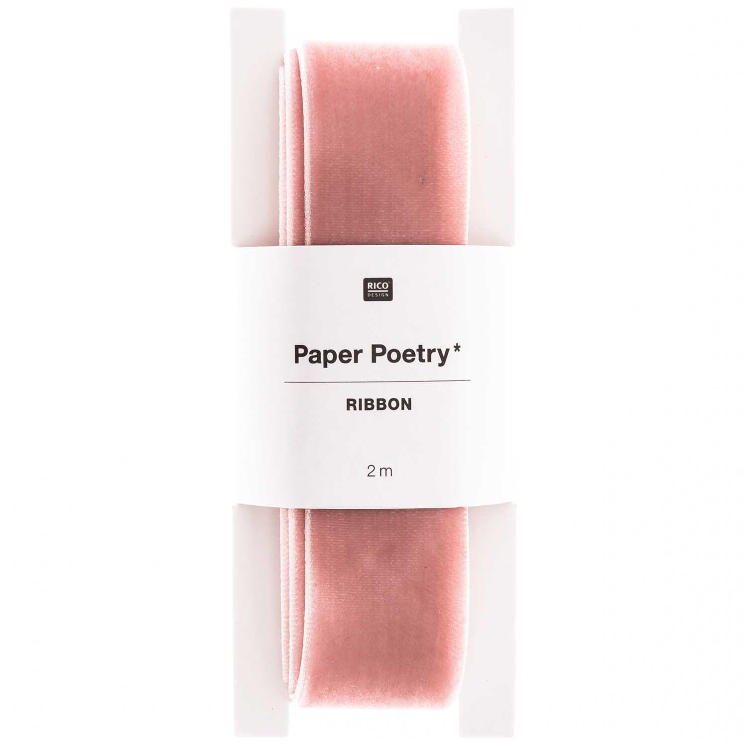 Paper Poetry Samtband 25mm 2m in Rosa von Rico Design, aufgerollt und in einer weißen Verpackung präsentiert.