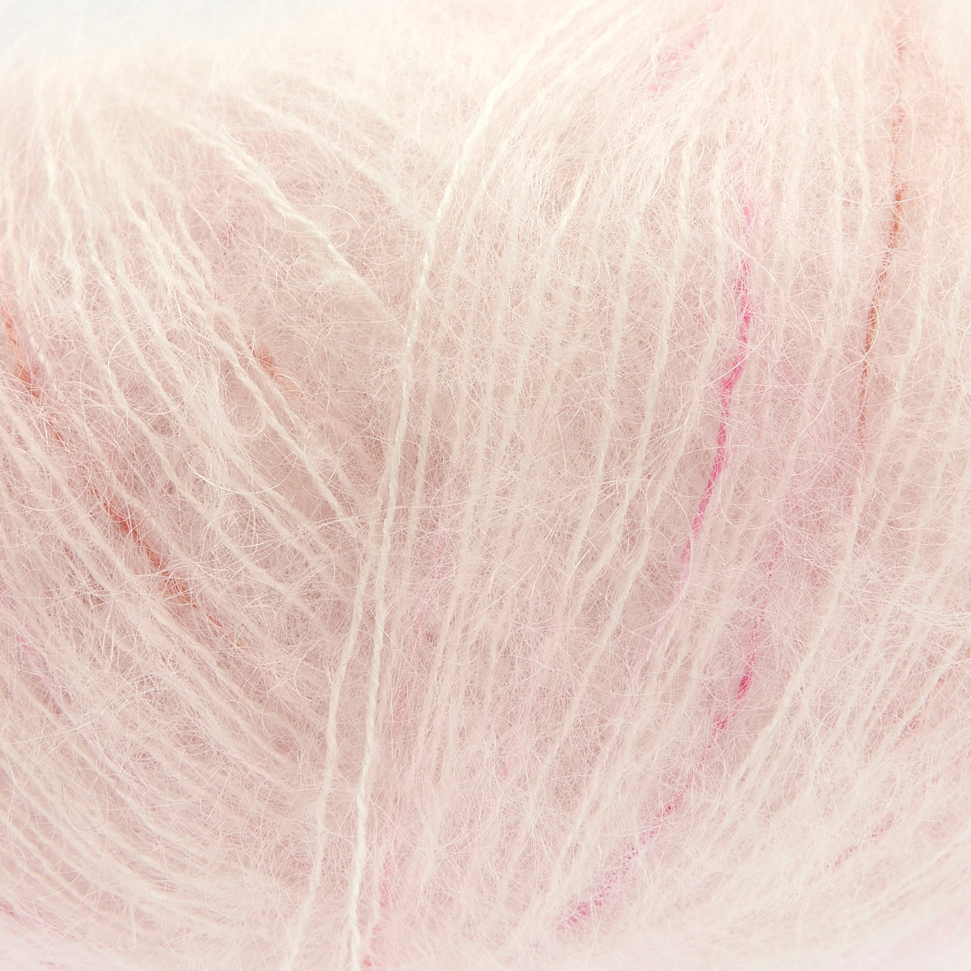 Essentials Super Kid Mohair Loves Silk Cute Confetti in zartem Rosa. Weiches Garn, ideal für Strickprojekte. 25g Knäuel mit 190m Lauflänge.