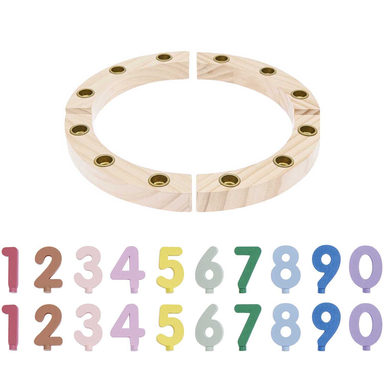 Geburtstagsset aus Kiefernholz von Rico Design, 24-teilig, mit bunten Zahlen und Kerzenhaltern.