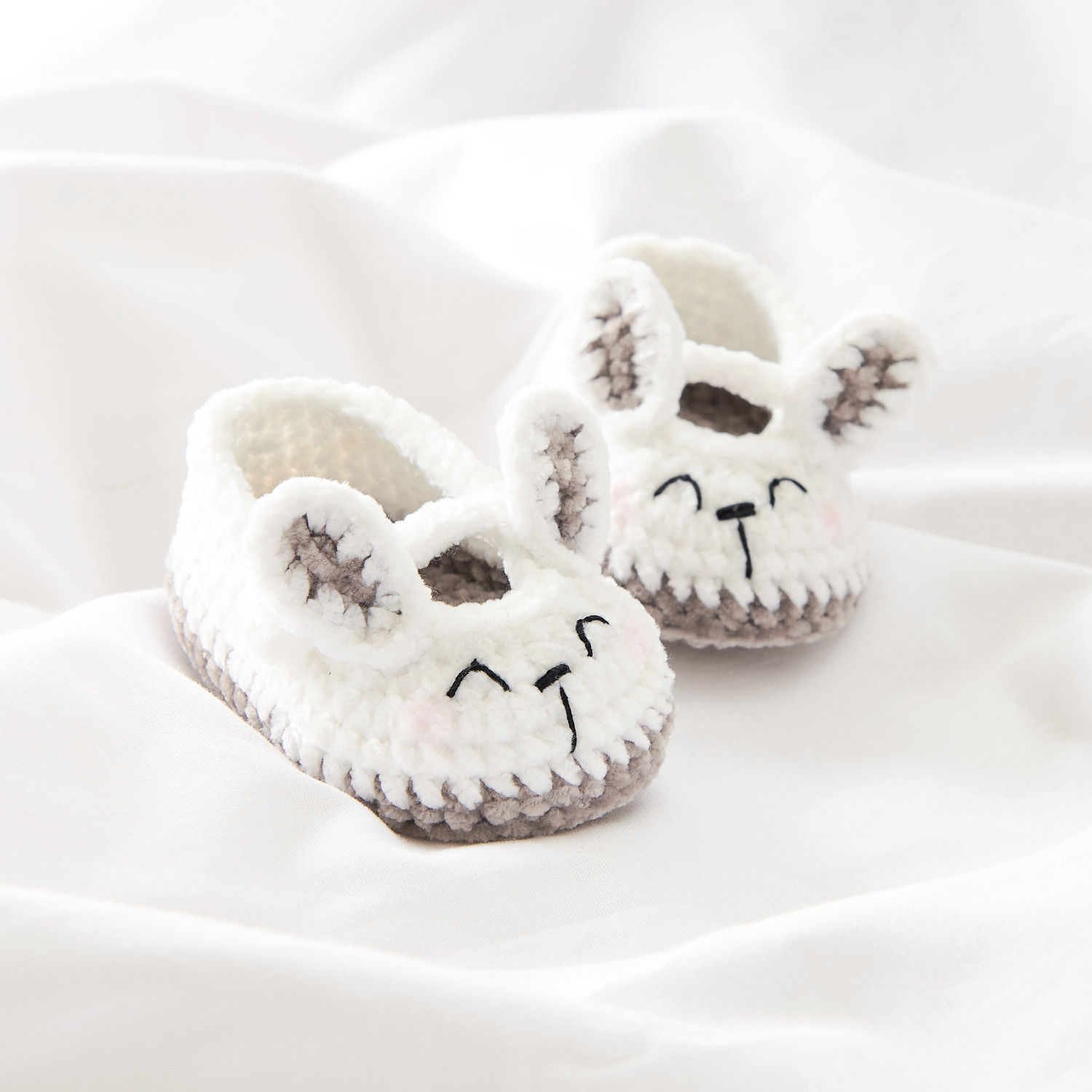 Ricorumi Häkelset Baby Booties Hase aus weichem Garn in Weiß und Beige mit niedlichen Hasenohren.