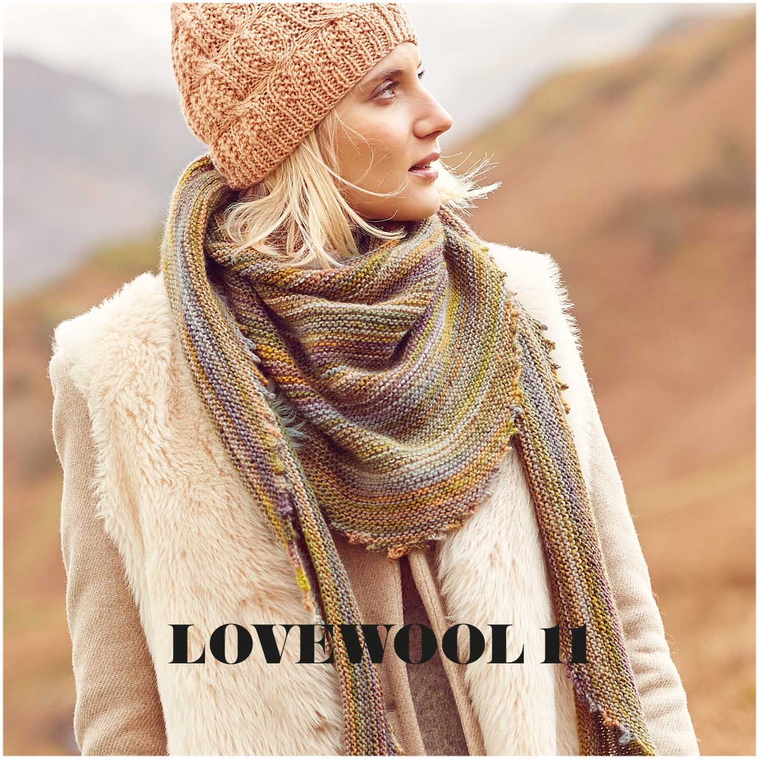 Creative Melange aran Wonderball: Frau mit gestricktem Schal und Mütze in herbstlicher Landschaft.